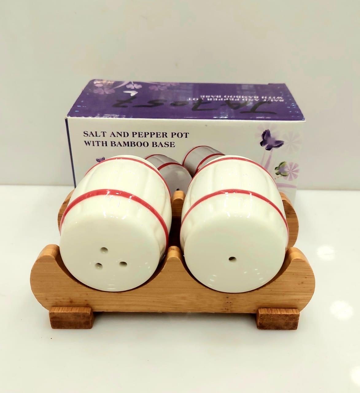 Salt and pepper pot with BAMBOO Base